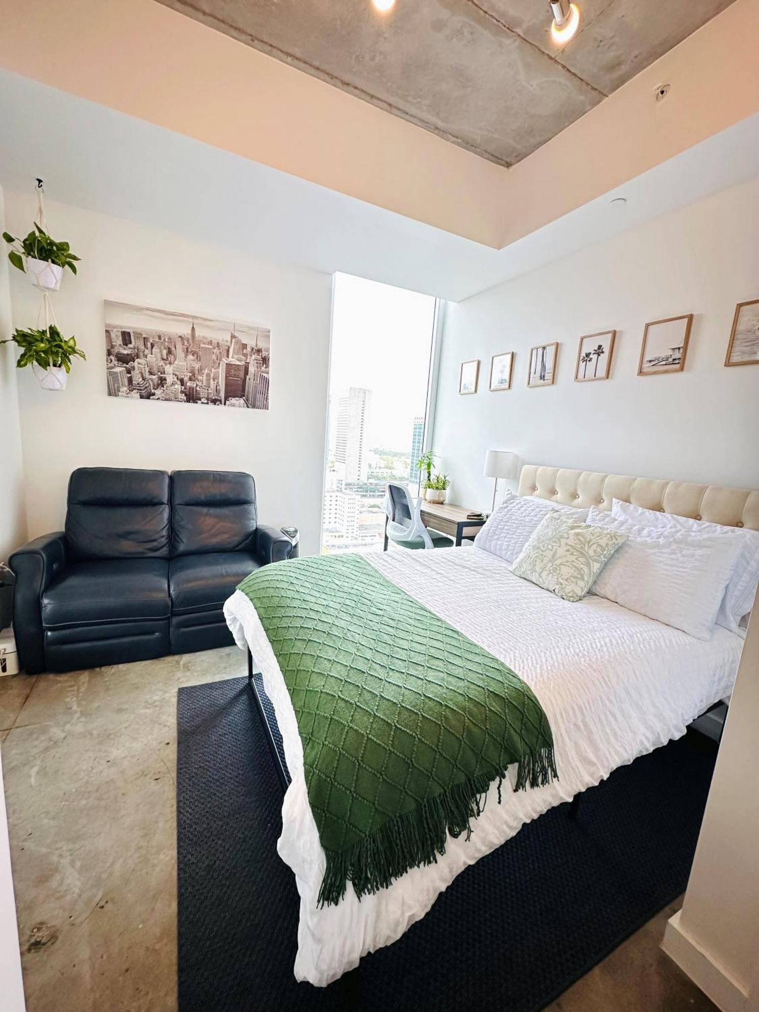 Hébergement de vacances Art-filled Loft 180 Views, Rooftop Pool, Parking *