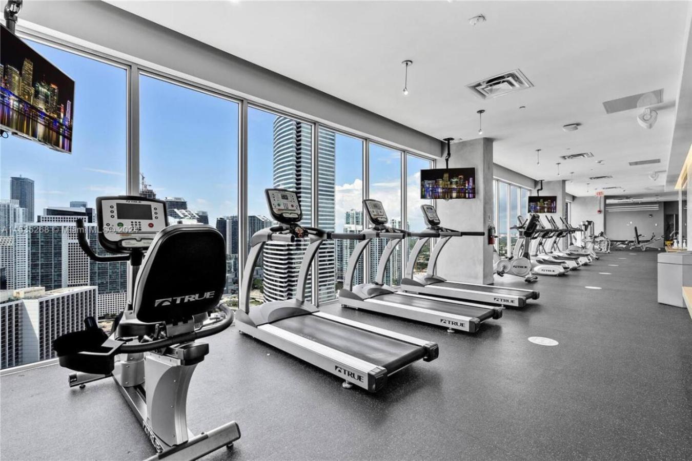 Hébergement de vacances Art-filled Loft 180 Views, Rooftop Pool, Parking *