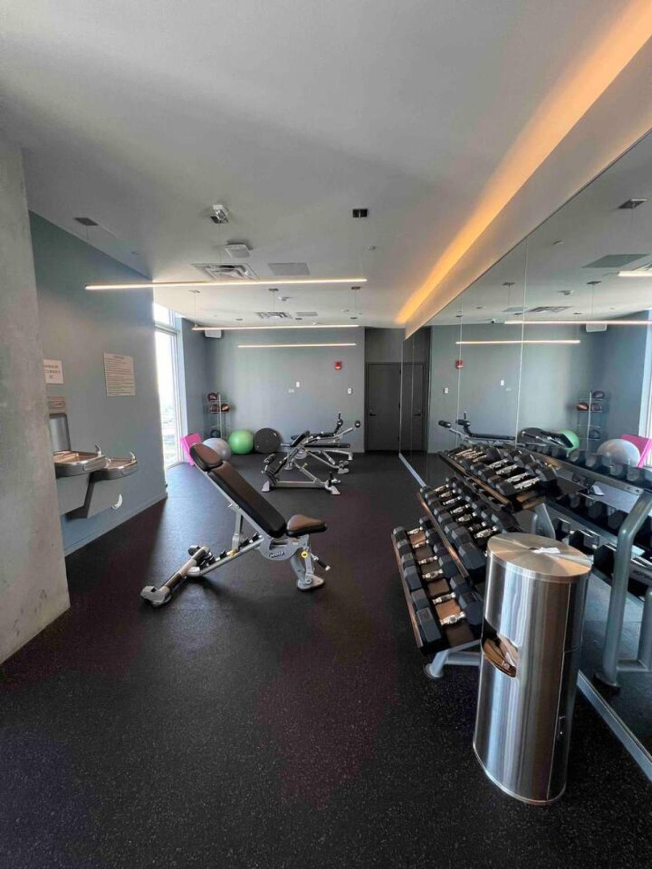 Hébergement de vacances Art-filled Loft 180 Views, Rooftop Pool, Parking