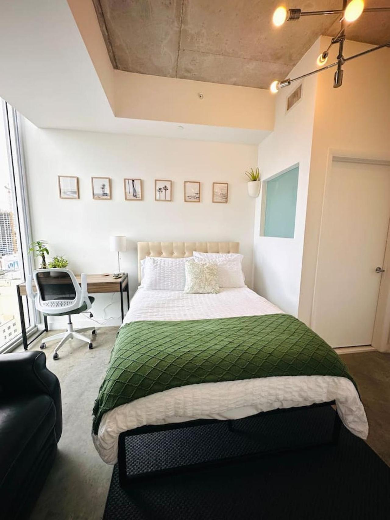 Art-filled Loft 180 Views, Rooftop Pool, Parking Hébergement de vacances Miami
